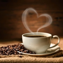 コーヒーは1日5杯までなら心血管リスクを高めない？